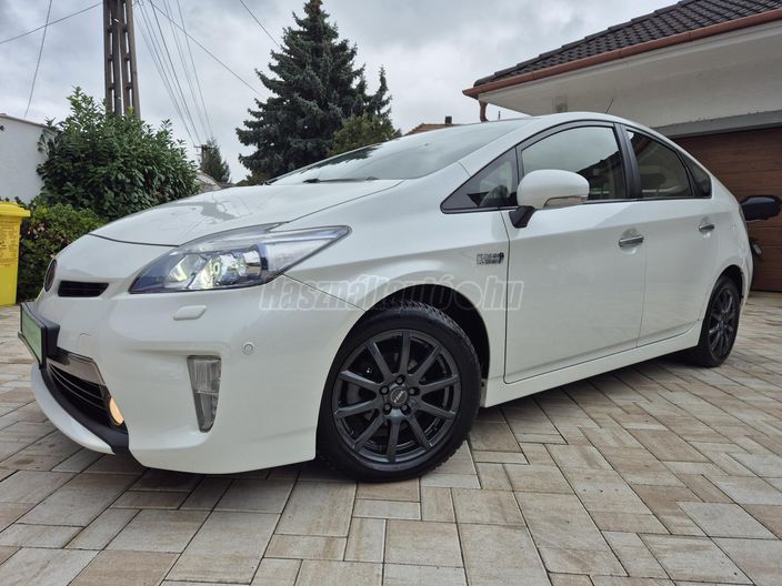 TOYOTA PRIUS PLUG-IN