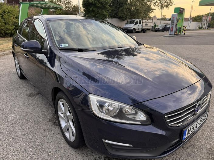 VOLVO V60 2.0 D [D3] Momentum