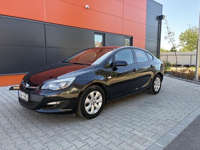 OPEL ASTRA J 1.6 Cosmo