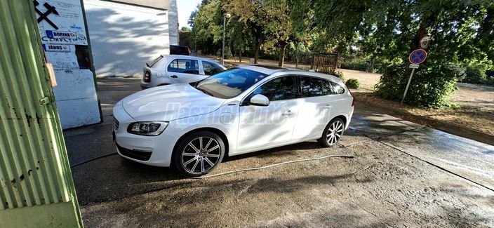 VOLVO V60 2.4 D [D6] PHEV AWD Summum Geartronic