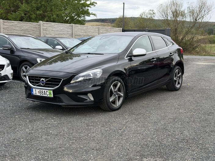 VOLVO V40 2.0 D [D2] R-Design Momentum