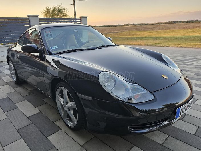 PORSCHE 911 Carrera 4
