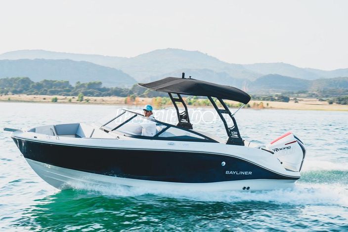 BAYLINER ELŐRENDELÉSI AKCIÓ! V20 ÚJ 2027-ES KÜLMOTOROS MOTORCSÓNAK EXTRA KEDVEZMÉNNYEL