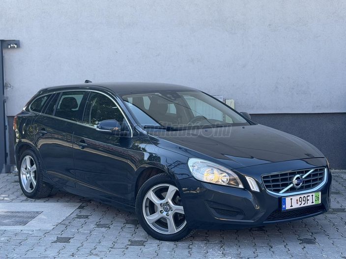 VOLVO V60 2.0 D [D4] Momentum