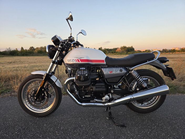 MOTO GUZZI V7
