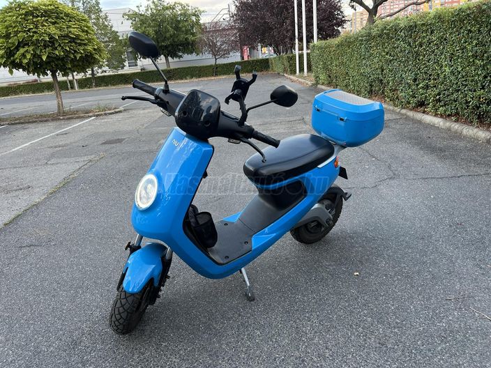 Front. A kormány elején látod a gyári  extra GoPro foglalatot.