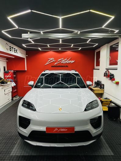 PORSCHE MACAN 4