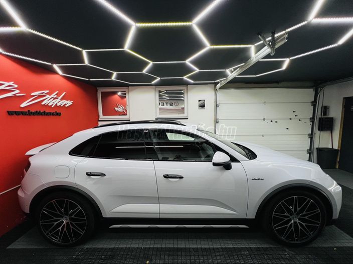 PORSCHE MACAN 4