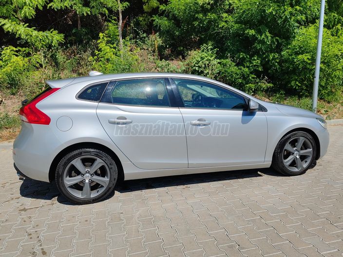VOLVO V40 2.0 D [D3] Momentum