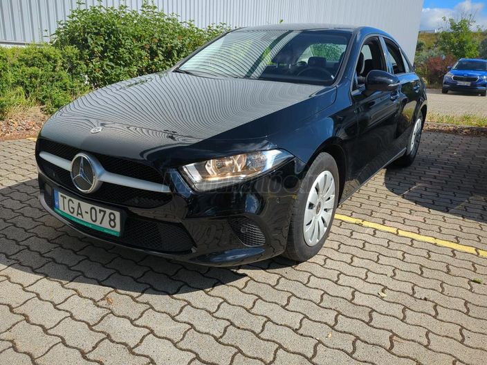 MERCEDES-BENZ A 200 d Style Limuzin