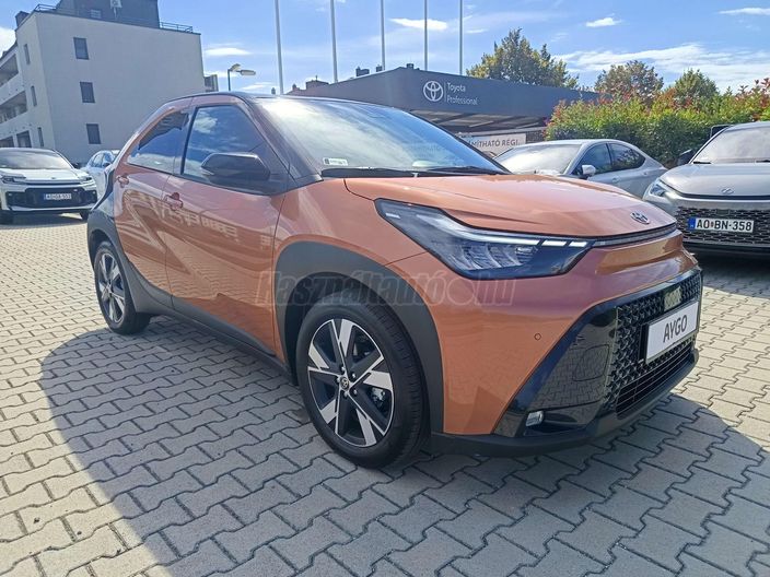 TOYOTA AYGO X 1.5 Hybrid Style Smart e-CVT felszereltséggel tesztautó kevés km futással elad