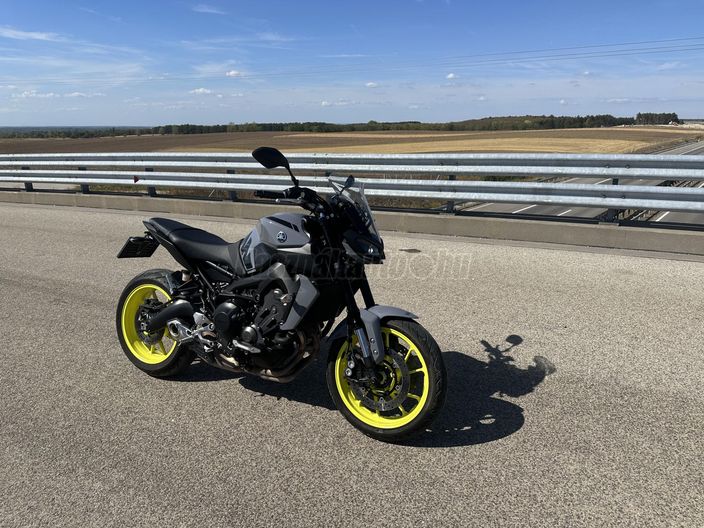 YAMAHA MT-09
