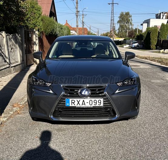 LEXUS IS