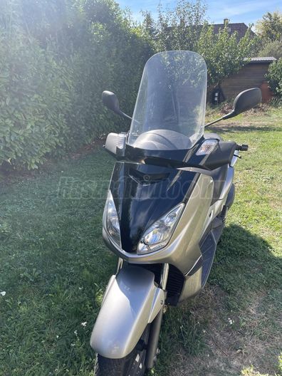 YAMAHA X-MAX 125