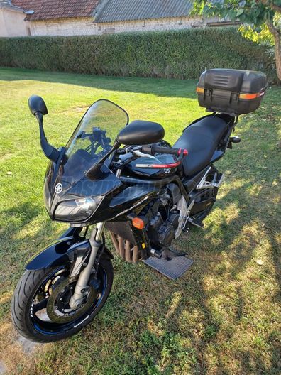 YAMAHA FZS 1000 (FAZER)