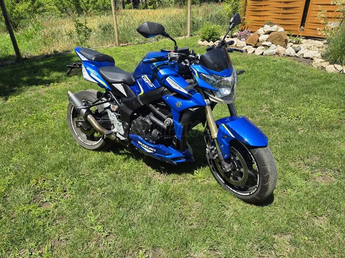 SUZUKI GSR 750