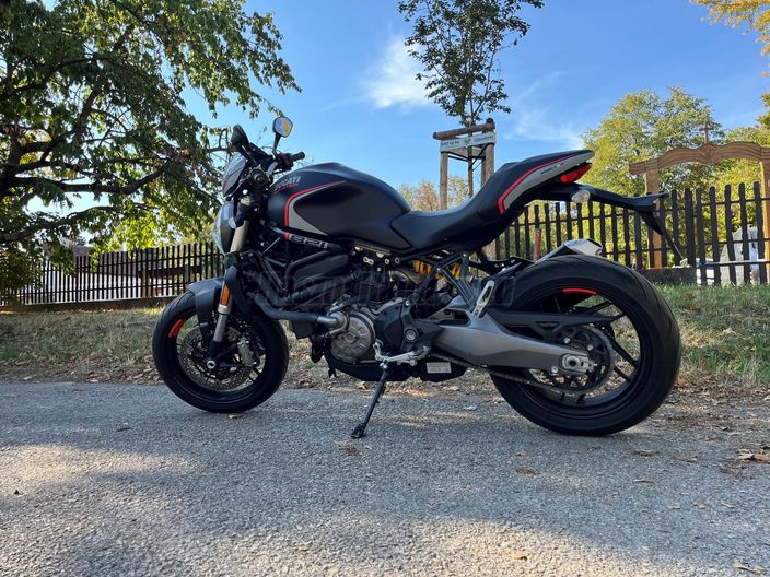 DUCATI MONSTER 821