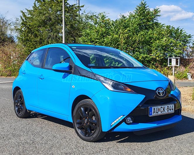 TOYOTA AYGO 1.0 x-play