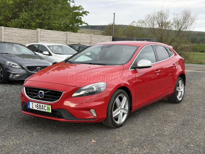 VOLVO V40 2.0 D [D3] Momentum R-Design Geartronic