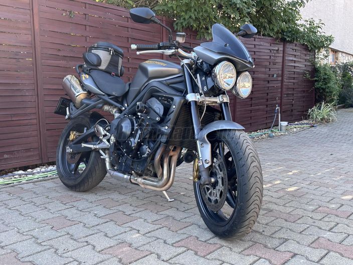 TRIUMPH STREET TRIPLE 675 R