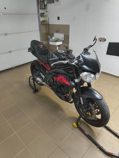 TRIUMPH STREET TRIPLE 675 R