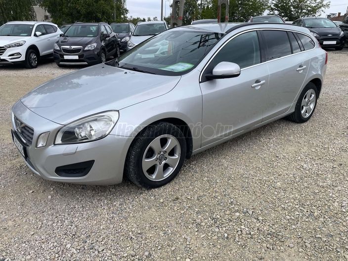 VOLVO V60 2.0 D [D3] Momentum Geartronic