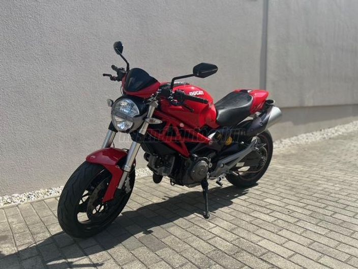 DUCATI MONSTER 696