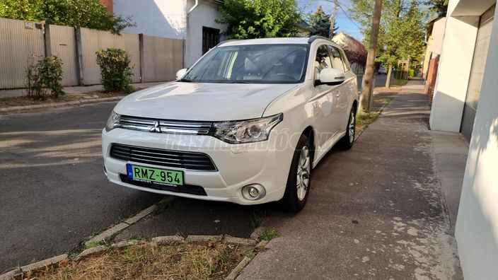 MITSUBISHI OUTLANDER 2.0 PHEV Instyle Navi 4WD CVT