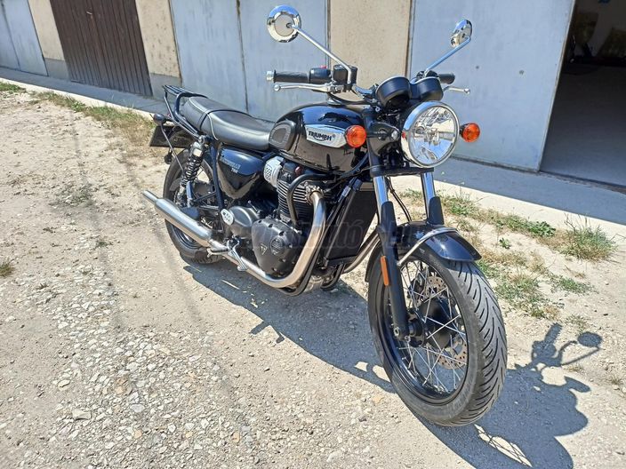 TRIUMPH BONNEVILLE 900