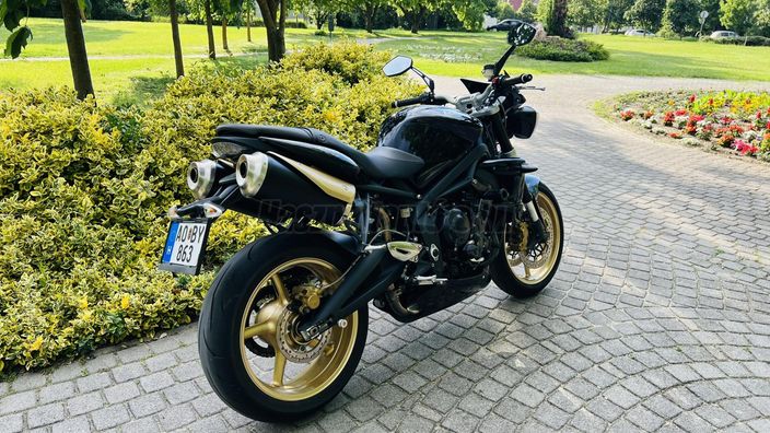 TRIUMPH STREET TRIPLE 675 R