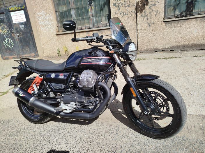 MOTO GUZZI V7