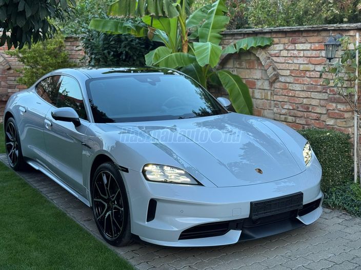 PORSCHE TAYCAN Black Edition