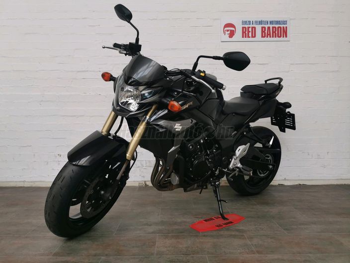 SUZUKI GSR 750