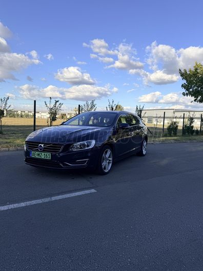 VOLVO V60 2.4 D [D6] PHEV AWD Momentum Geartronic