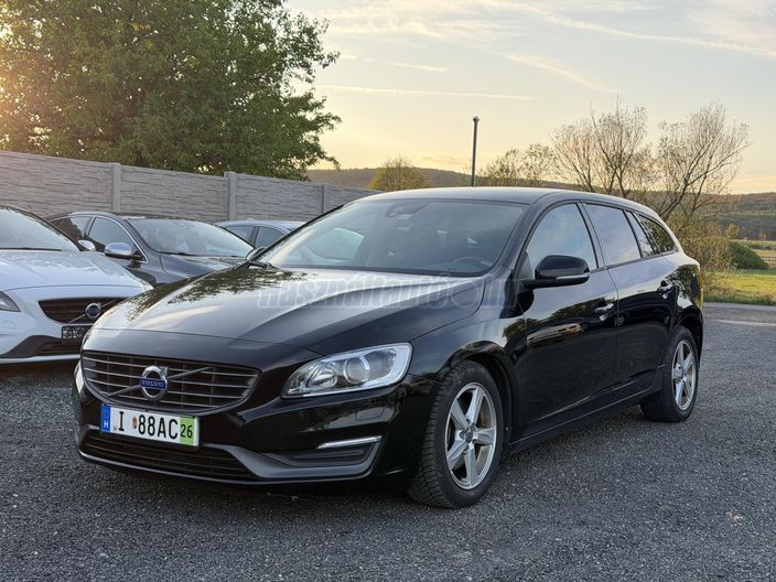 VOLVO V60 2.0 D [D4] Momentum