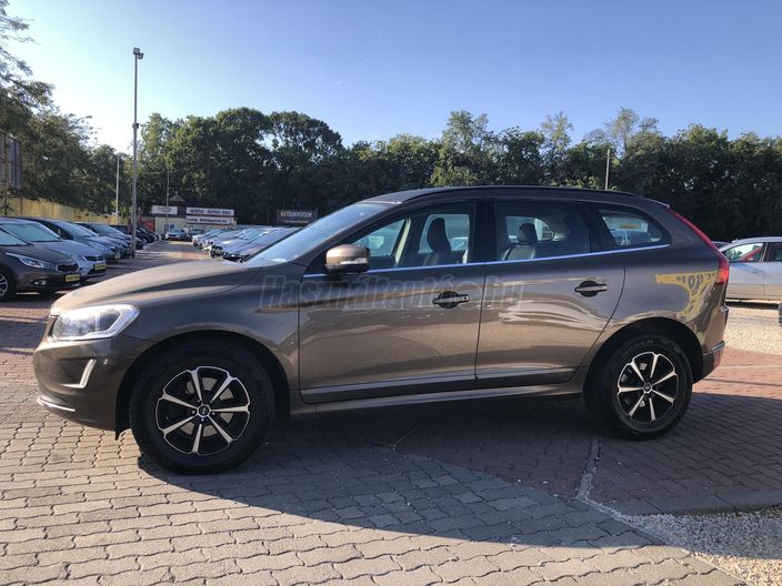 VOLVO XC60 2.0 D [D3] Momentum Geartronic FWD