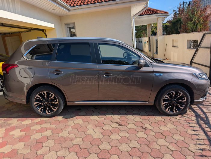 MITSUBISHI OUTLANDER 2.0 PHEV Instyle Navi 4WD CVT