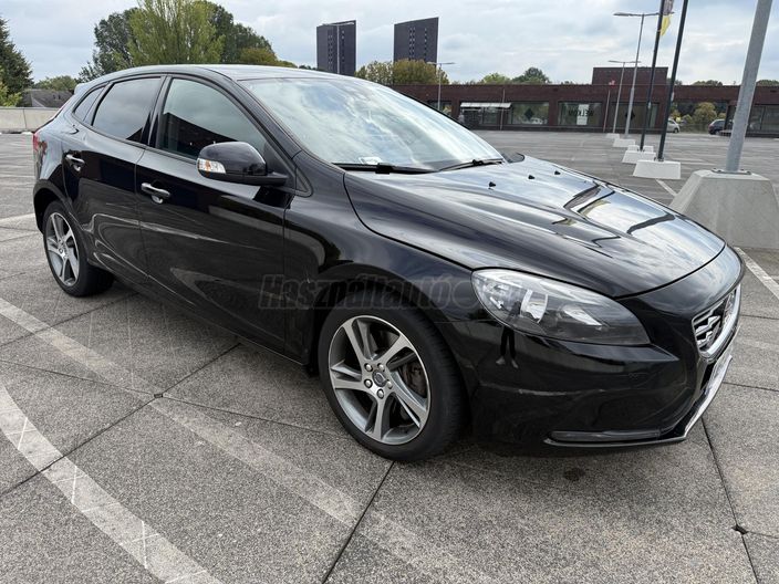 VOLVO V40 2.0 D [D3] Momentum Geartronic
