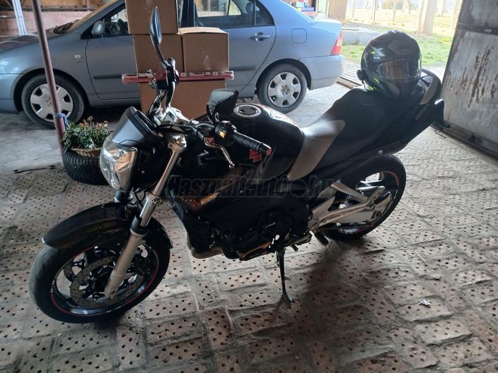 SUZUKI GSR 600