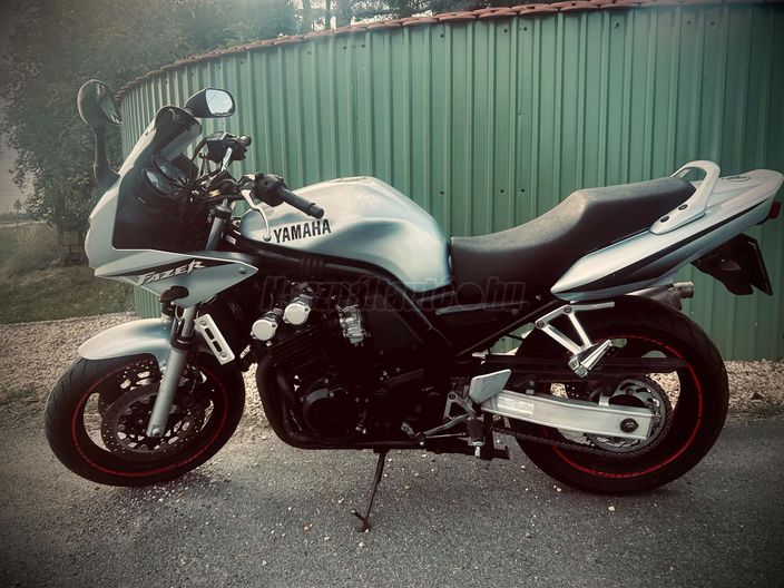 YAMAHA FZS 600 (FAZER)