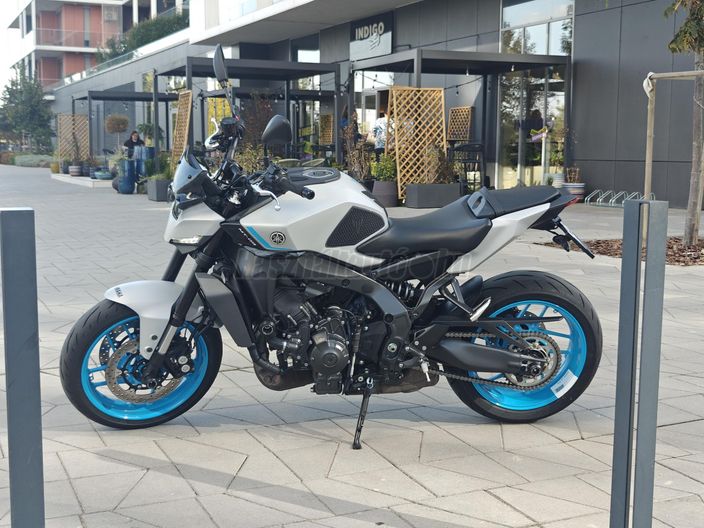 YAMAHA MT-09