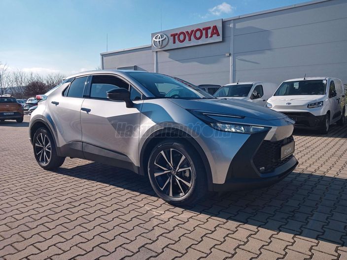 TOYOTA C-HR 1.8 Hybrid Style e-CVT tesztautó minimális km. futással