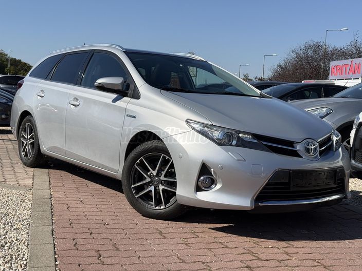 TOYOTA AURIS Touring Sports 1.8 HSD Executive Skyview TSS (Automata)
