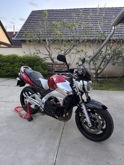 SUZUKI GSR 600