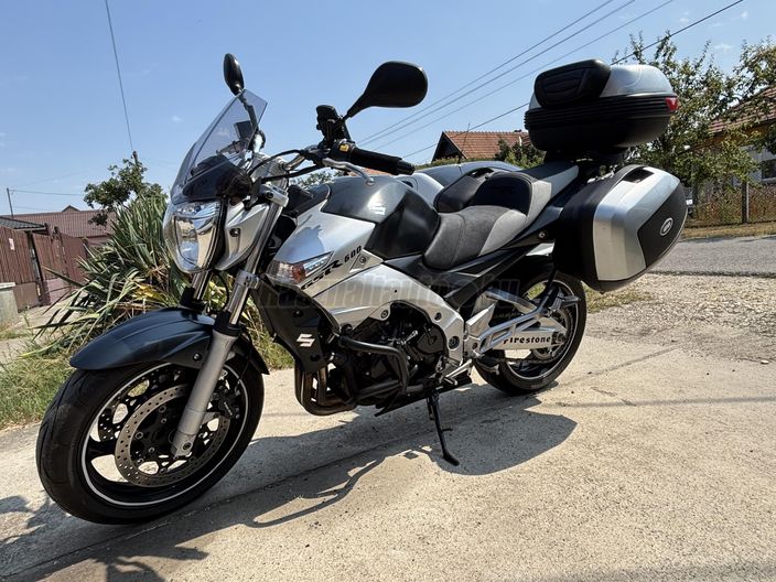 SUZUKI GSR 600