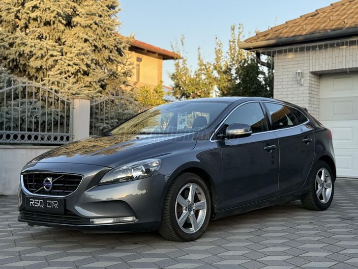 VOLVO V40 2.0 D [D3] Momentum