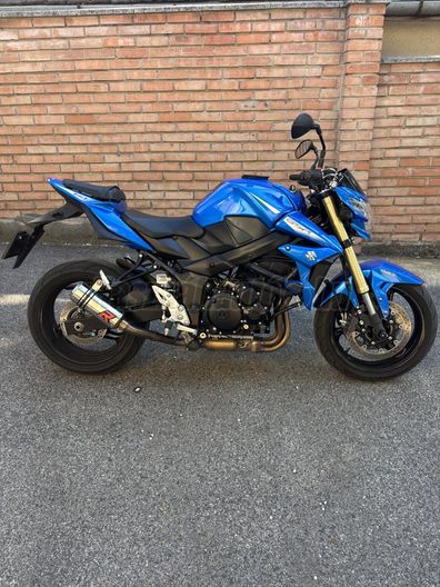SUZUKI GSR 750