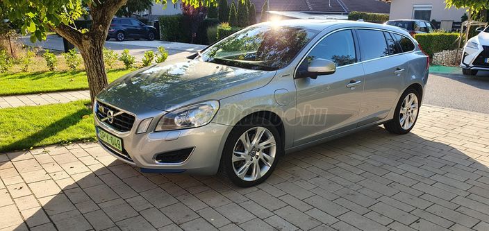 VOLVO V60 2.4 D [D6] PHEV AWD Summum Geartronic