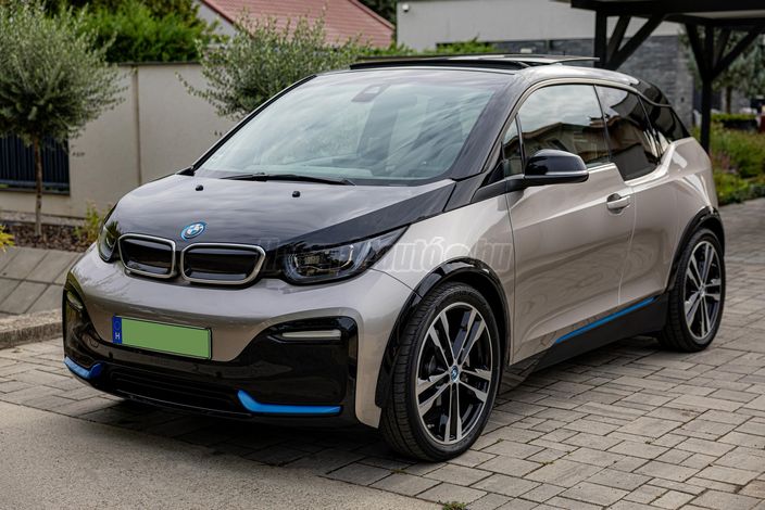 Különleges Kasmírezüst Metál  fényezés BMW i Blue külső akcentusokkal