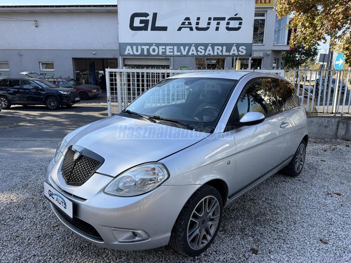 LANCIA YPSILON 1.4 16V Sport Momo Design